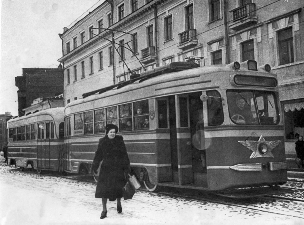 Новый трамвай на центральном маршруте Архангельска. Фото П. Дружинина. 1953 год